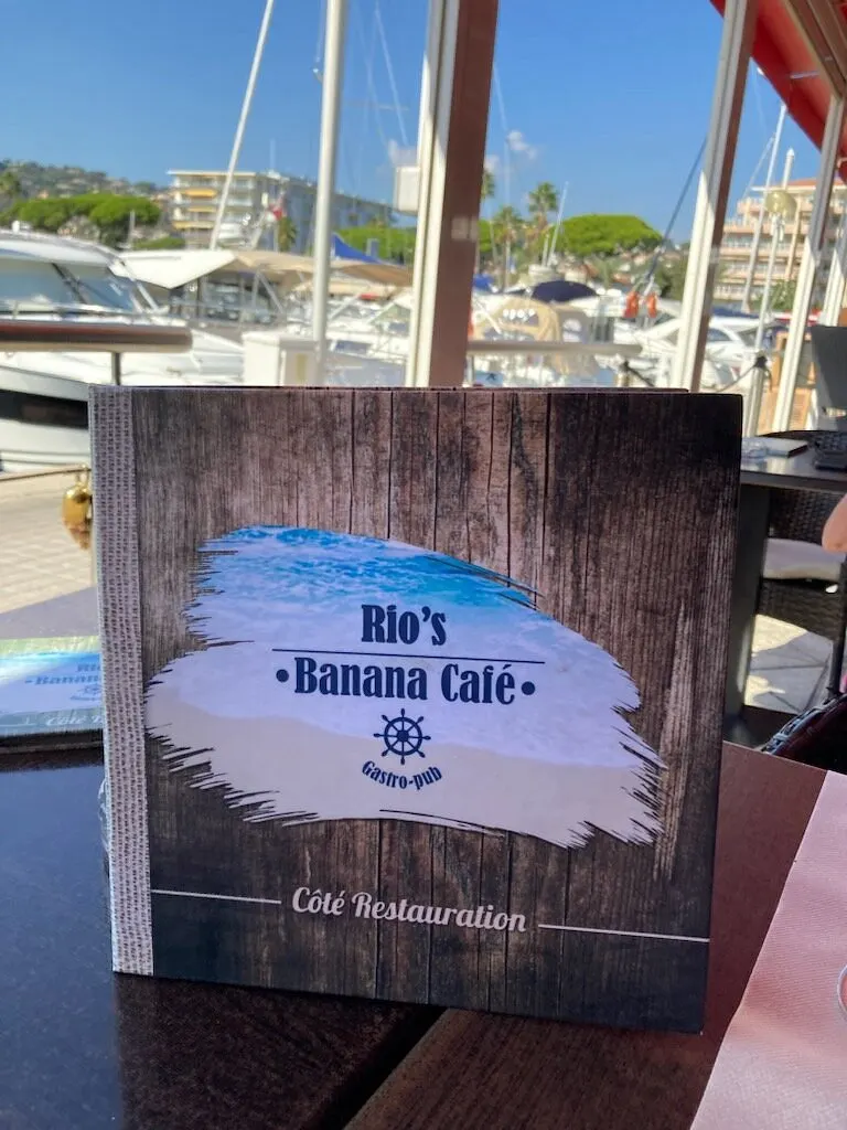 Table dressée au Rio's Banana Café avec vue sur les bateaux du Port Camille Rayon