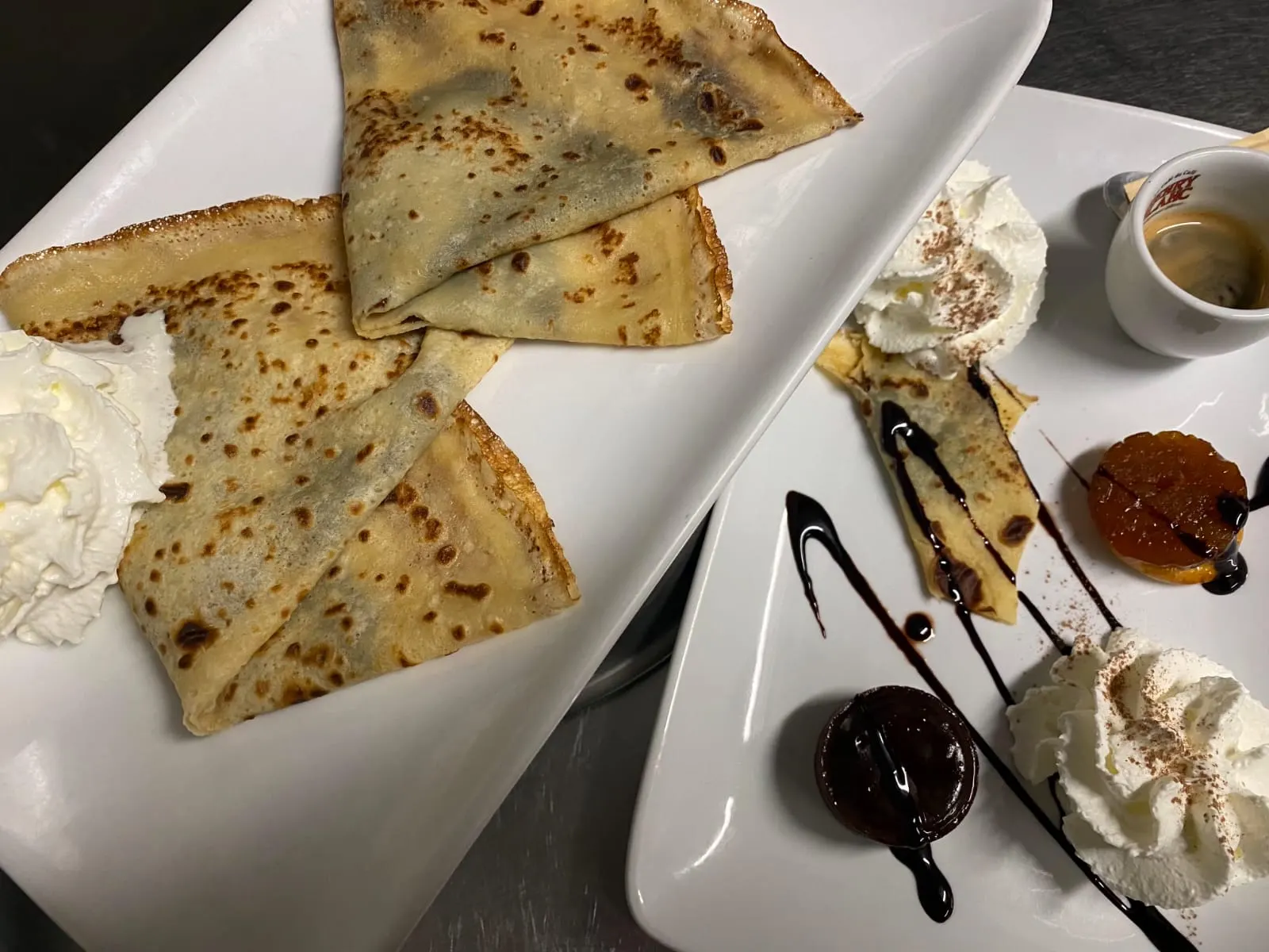 Crêpes sucrées avec chantilly et café gourmand
